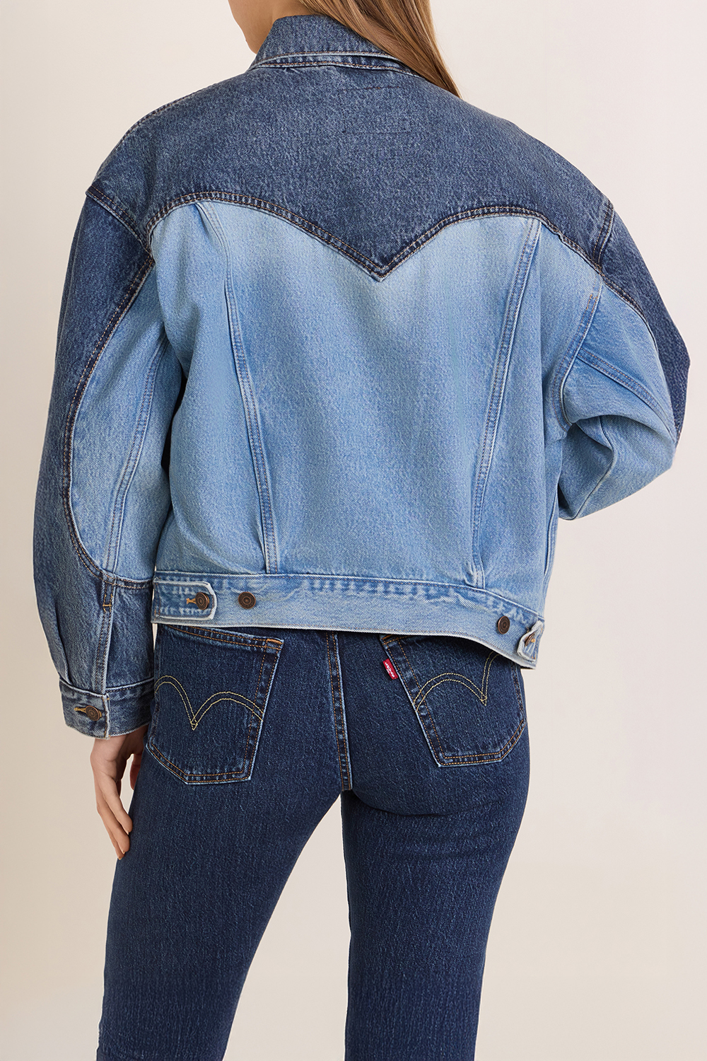 תמונת דוגמן אחורית של ז׳קט ג׳ינס