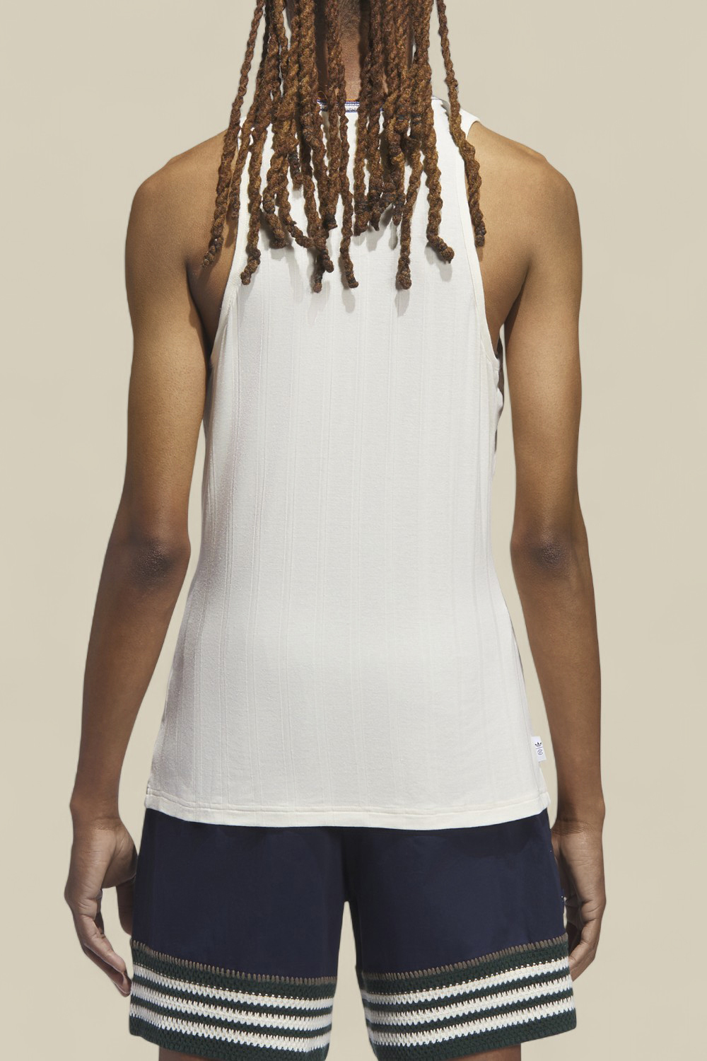 תמונת דוגמן אחורית של אדידס X קלוט גופייה