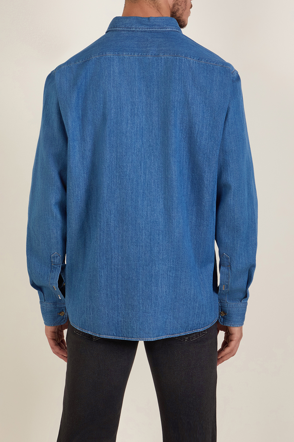 תמונת דוגמן אחורית של חולצת כפתורים ג'ינס