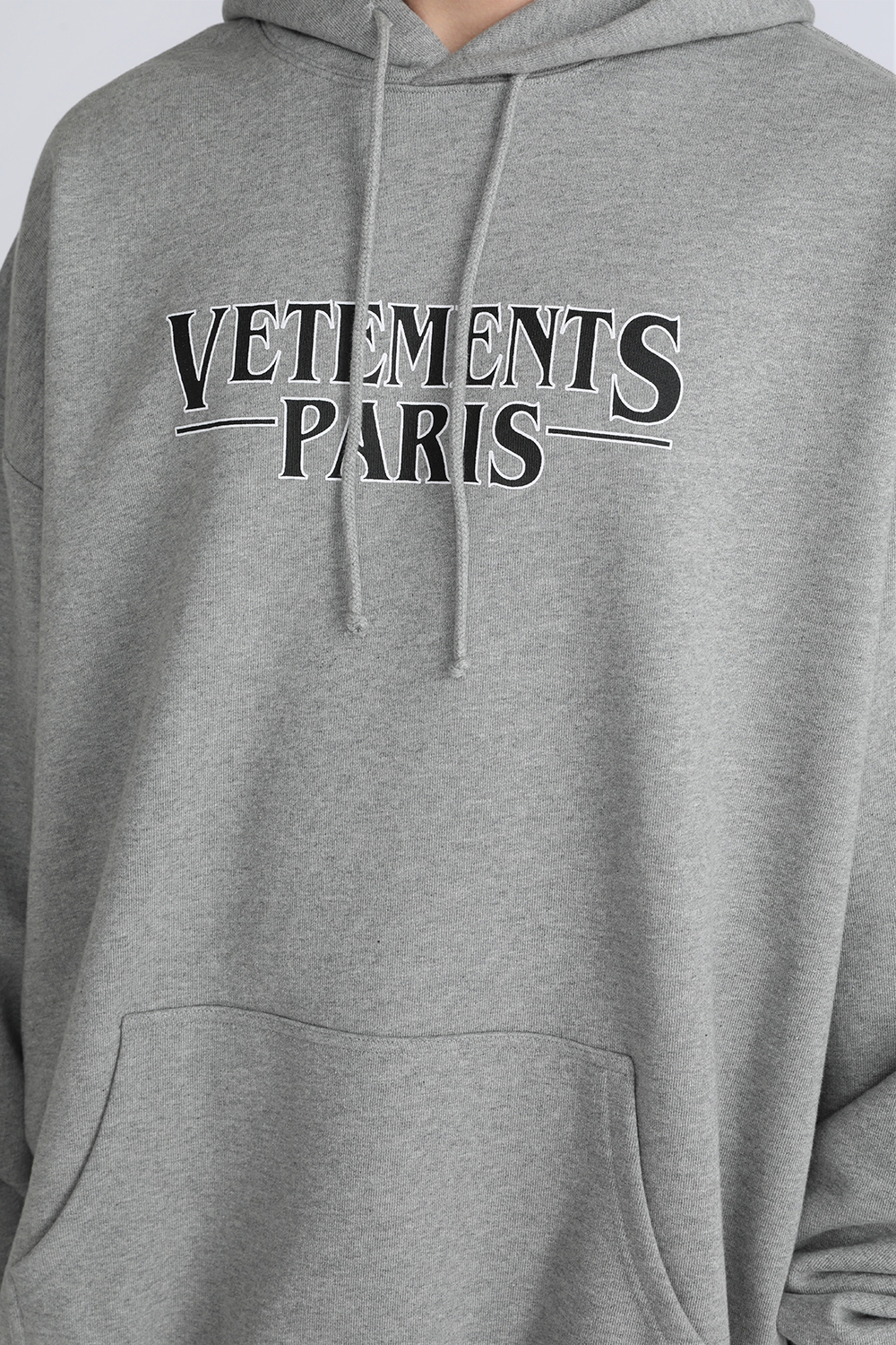 תמונת תקריב דוגמן של סווטשרט קפוצ`ון