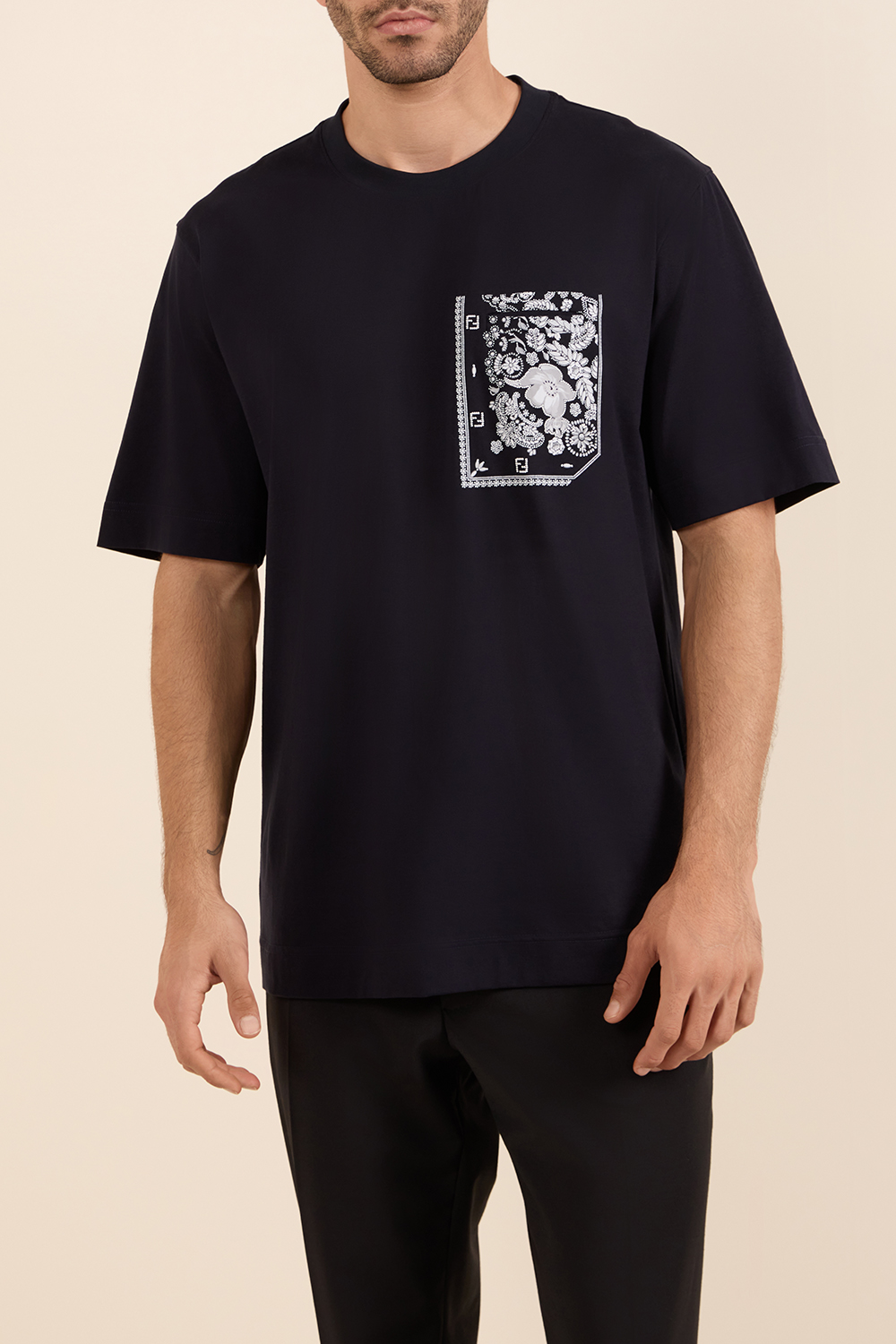 תמונת דוגמן קידמית של חולצת טי בעיצוב בנדנה