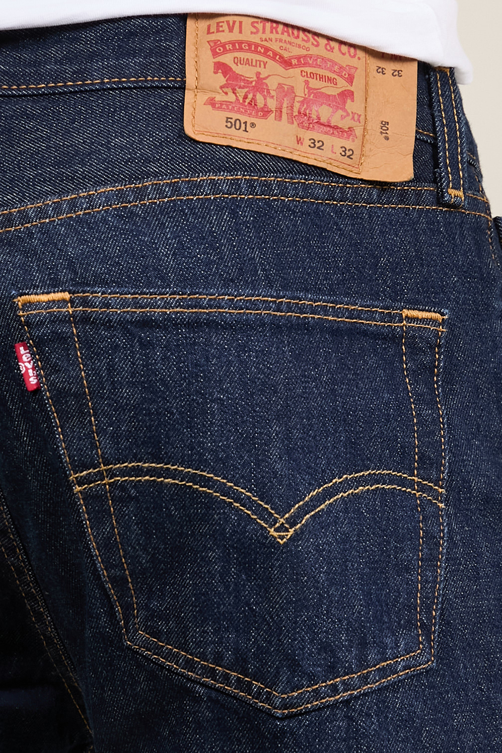 תמונת תקריב דוגמן של מכנסי ג'ינס 501