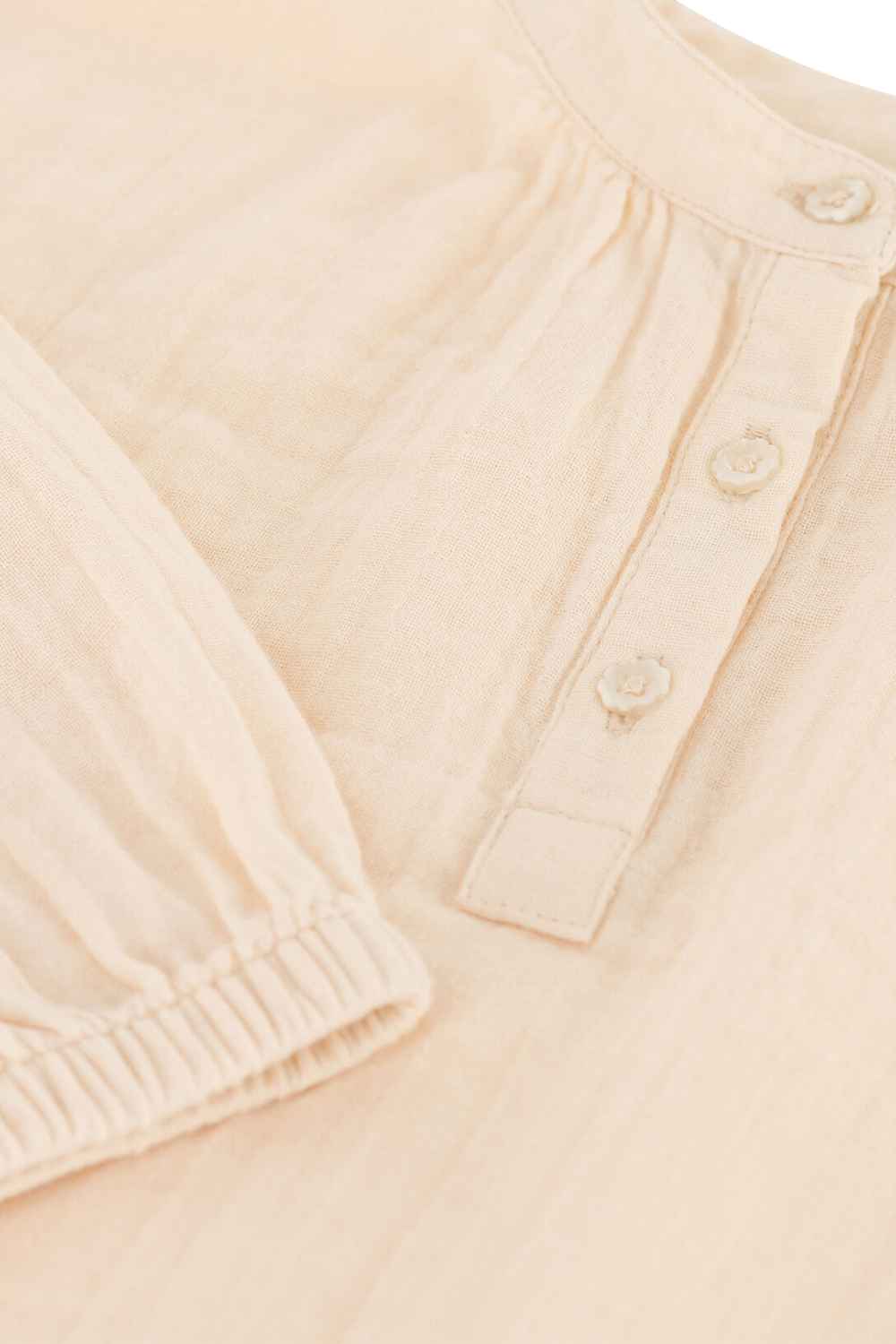 תמונת תקריב של חולצת בלוזון עם כפתורים - גילאי 6-12