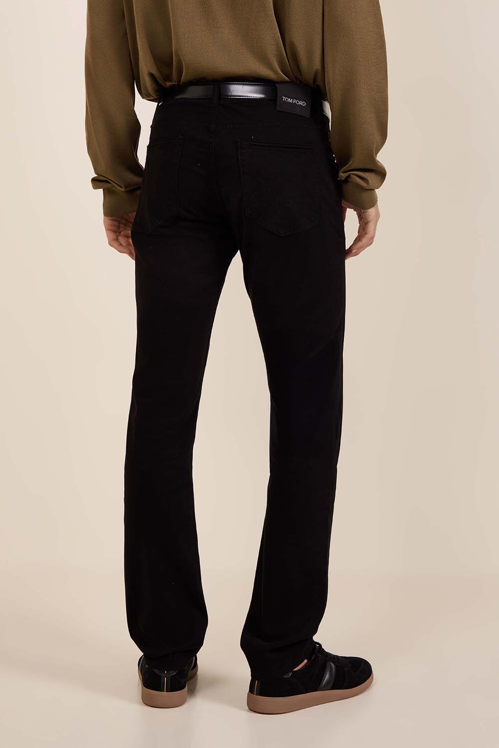 תמונת דוגמן אחורית של מכנסי ג'ינס ישרים