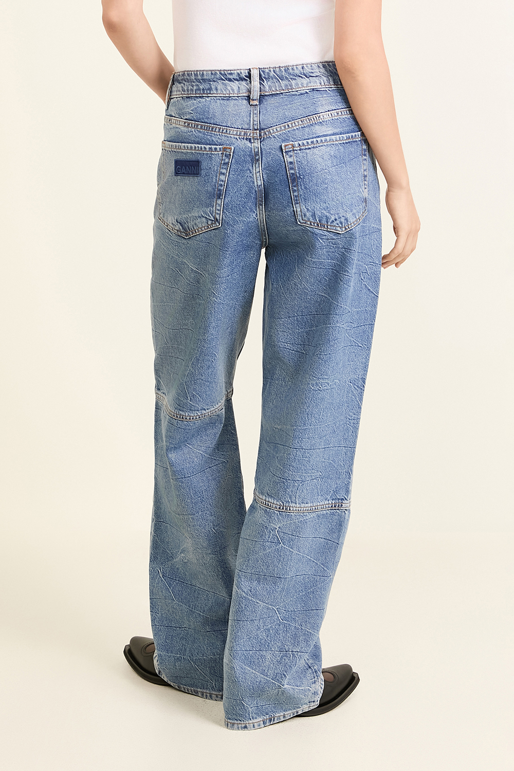 תמונת דוגמן אחורית של מכנסי ג'ינס בגזרה רחבה