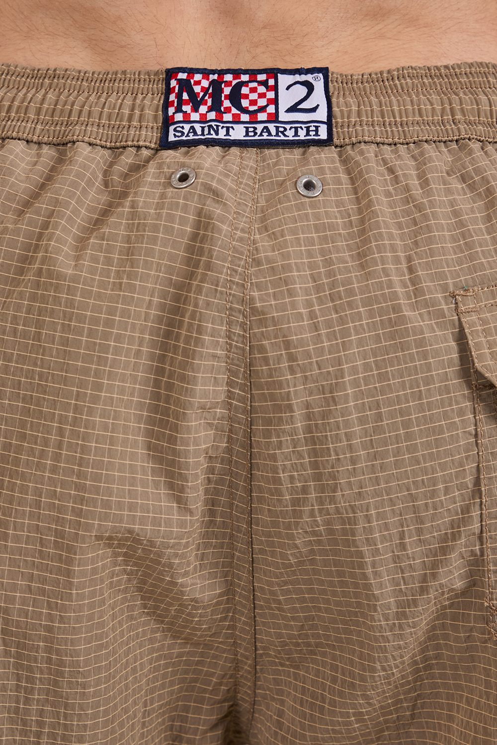 תמונת תקריב דוגמן של מכנסי בגד ים