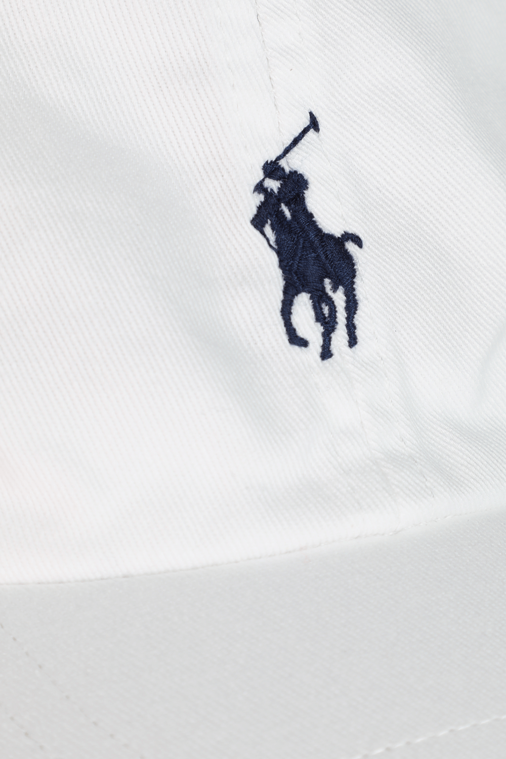 תמונת תקריב של כובע מצחייה לבן עם רקמת פרש פולו