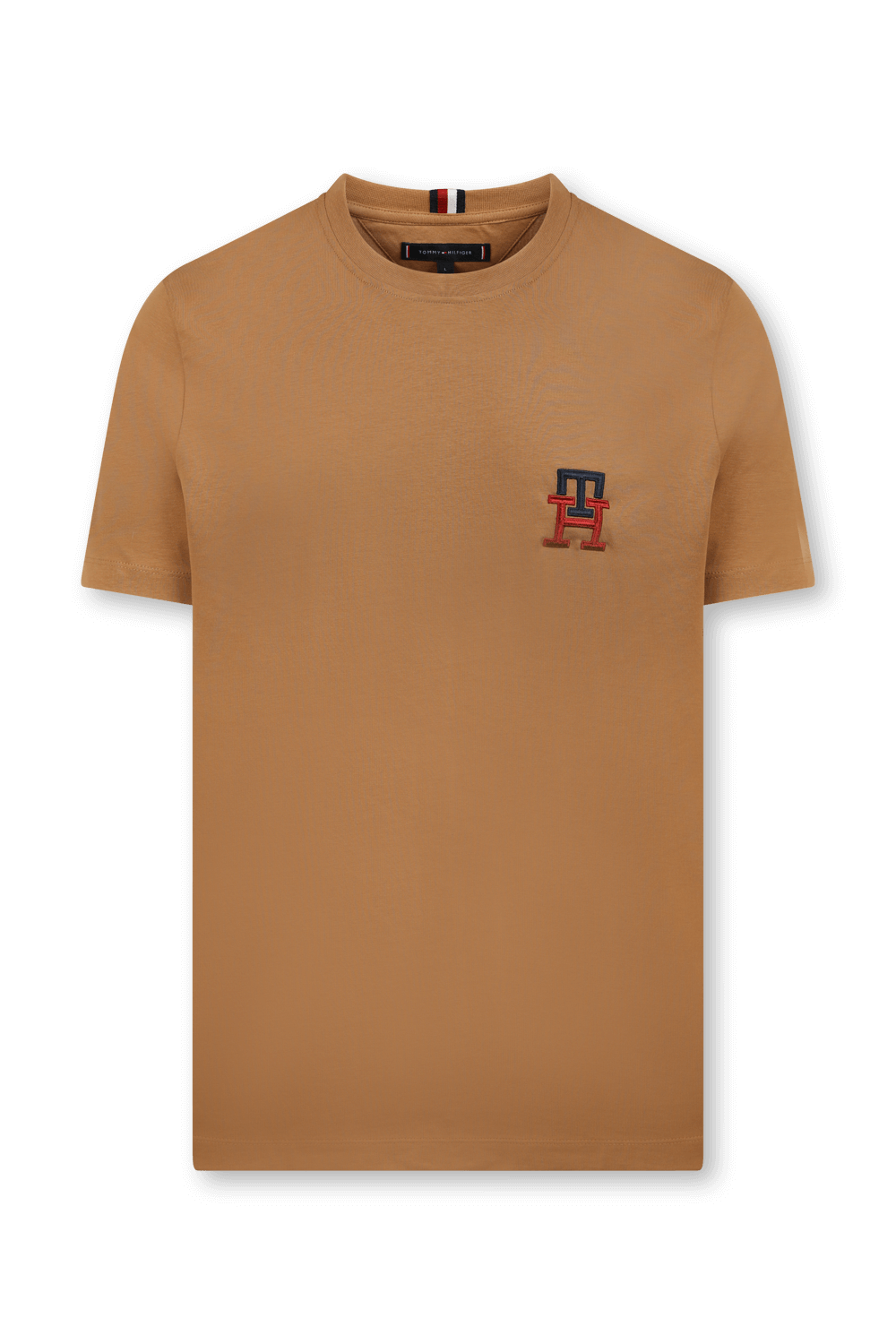 תמונה קידמית של חולצת טי עם לוגו מונוגרמי רקום