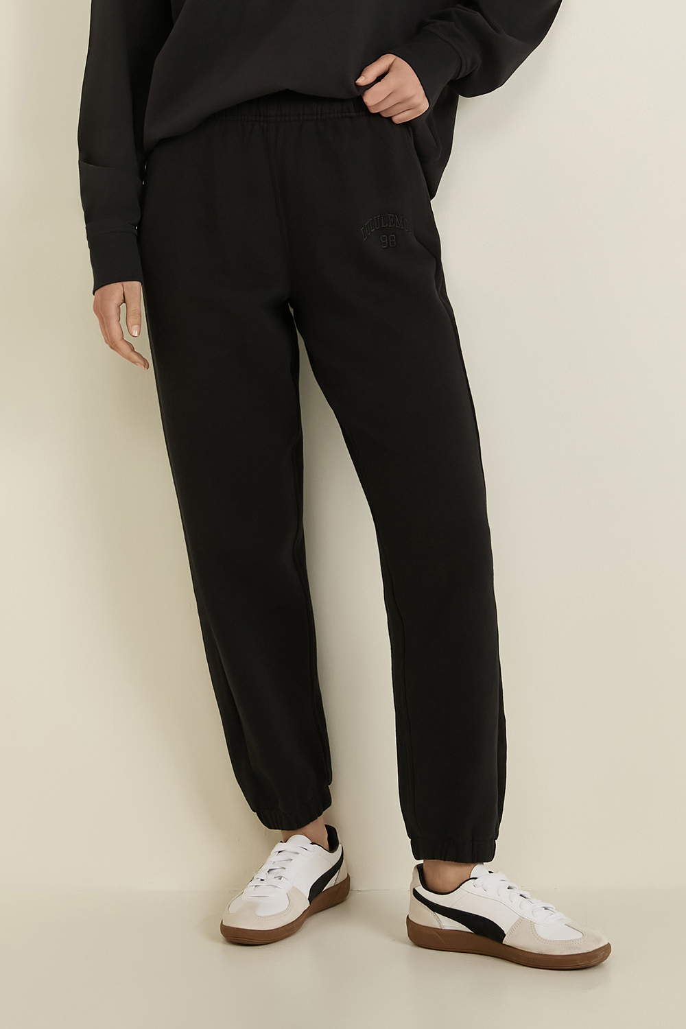 תמונת דוגמן קידמית של Scuba Mid-Rise Oversized Jogger Graphic