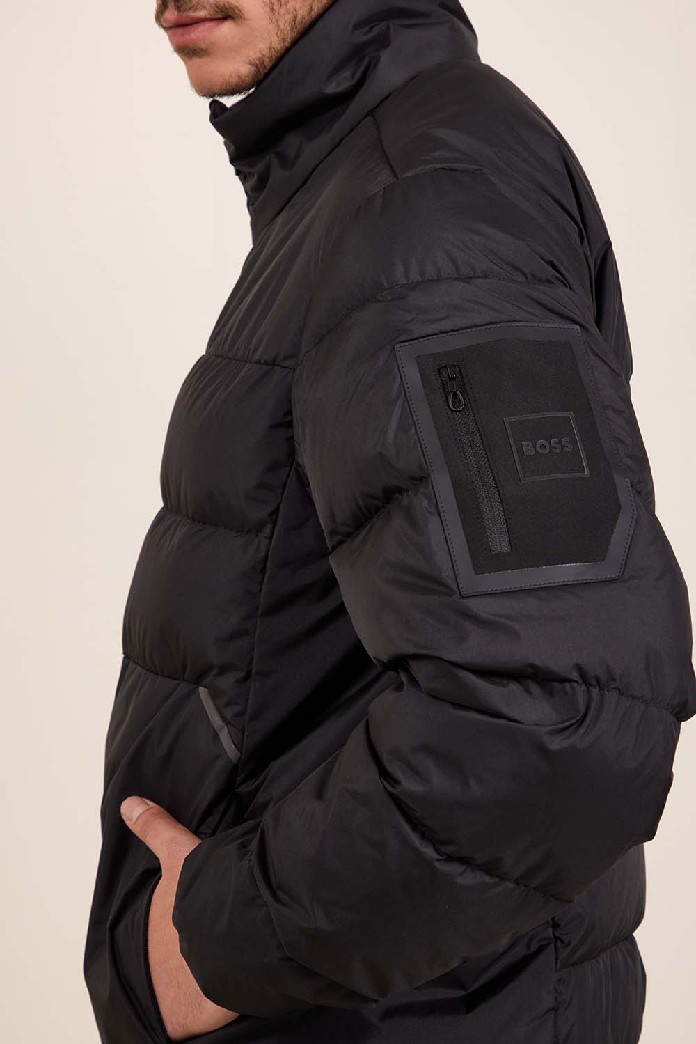 תמונת תקריב דוגמן של מעיל פוך