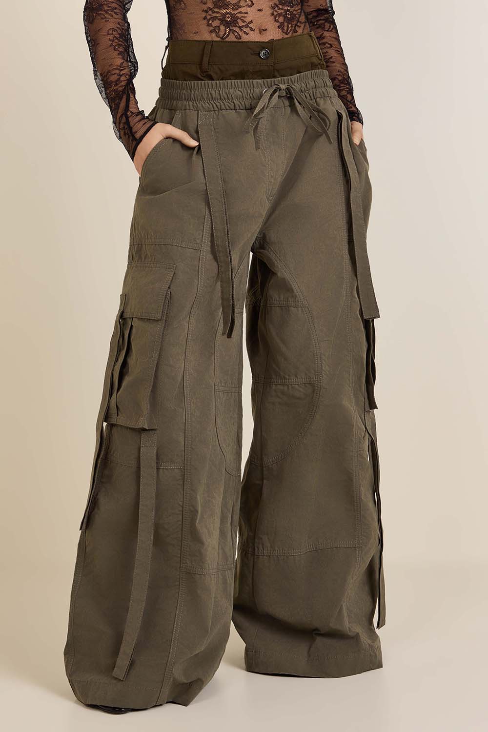 תמונת דוגמן קידמית של מכנסי קרגו במראה שכבות