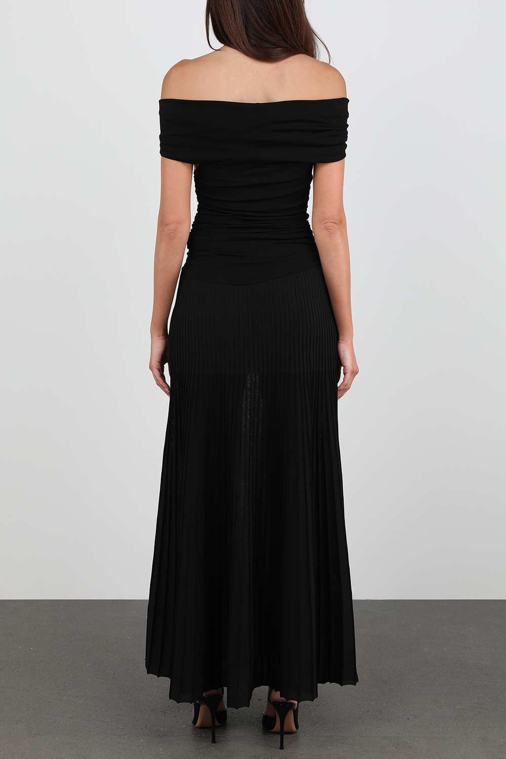 תמונת דוגמן קידמית של שמלת מקסי מרקה שחורה סטרפלס