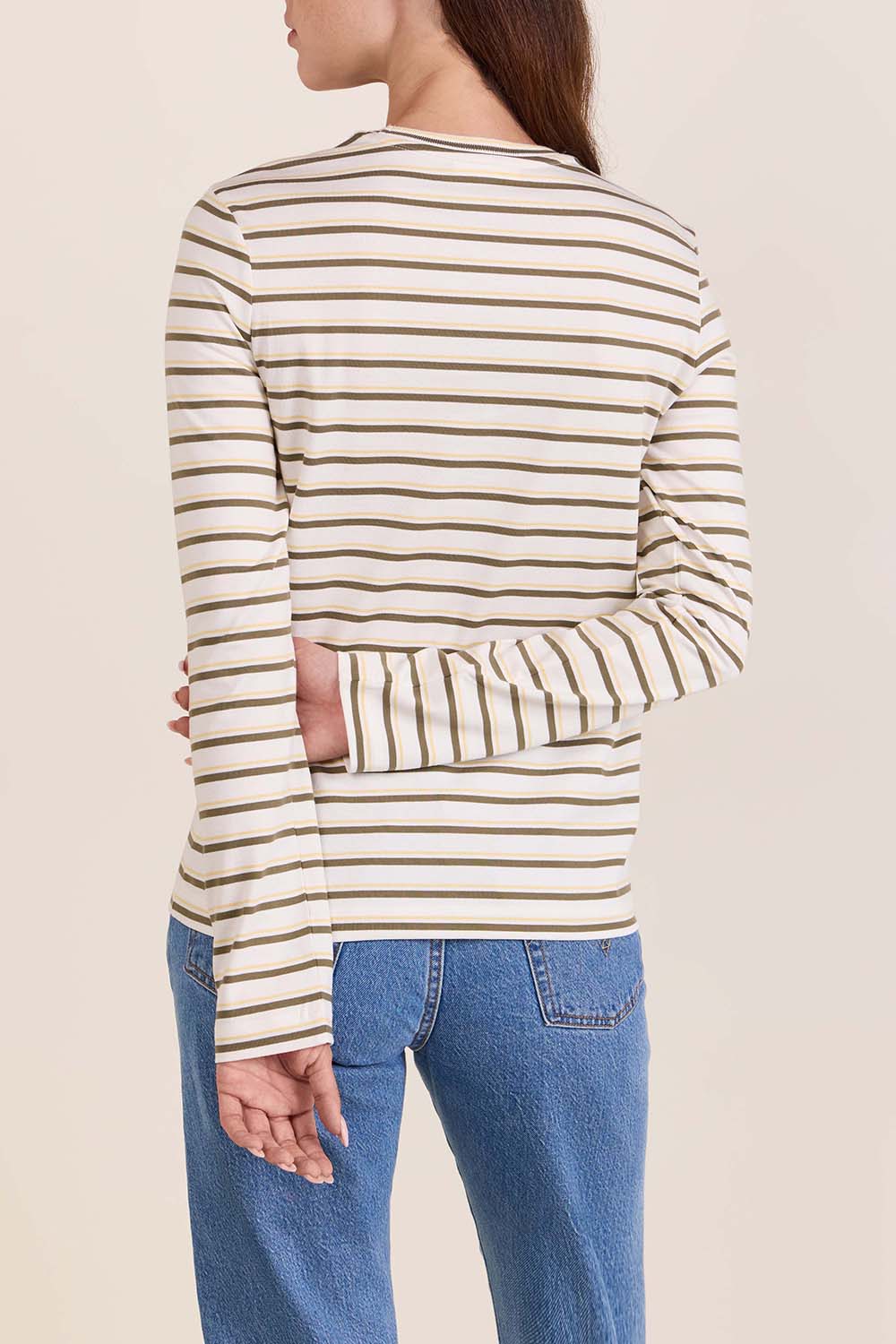 תמונת דוגמן אחורית של חולצת טי שרוול ארוך