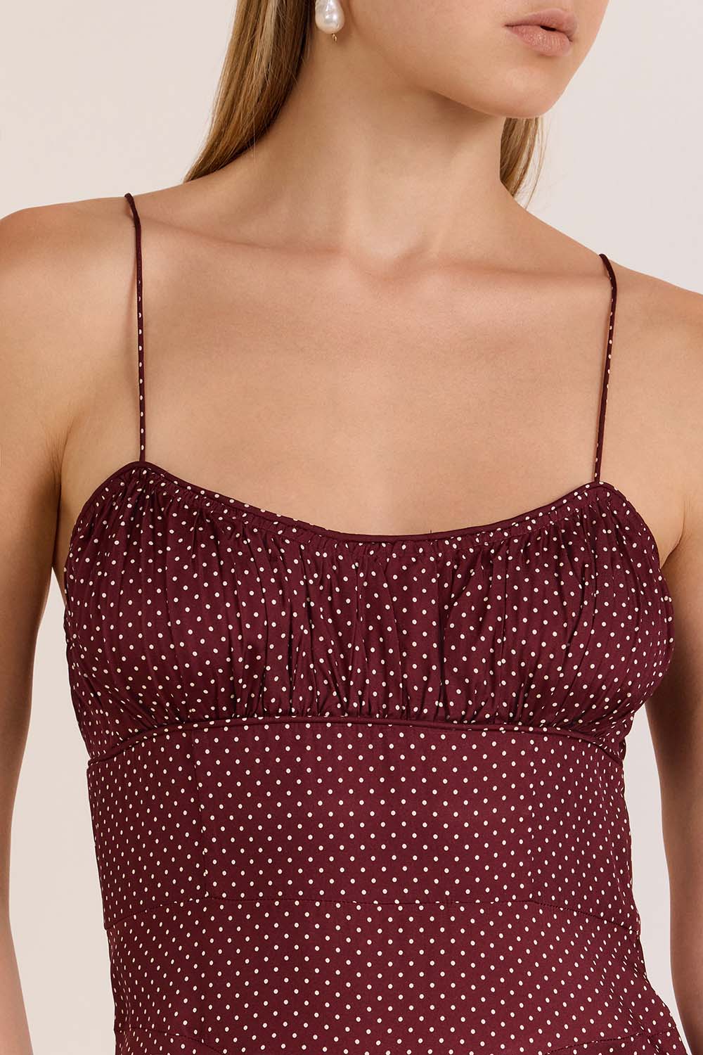 תמונת תקריב דוגמן של שמלת מקסי