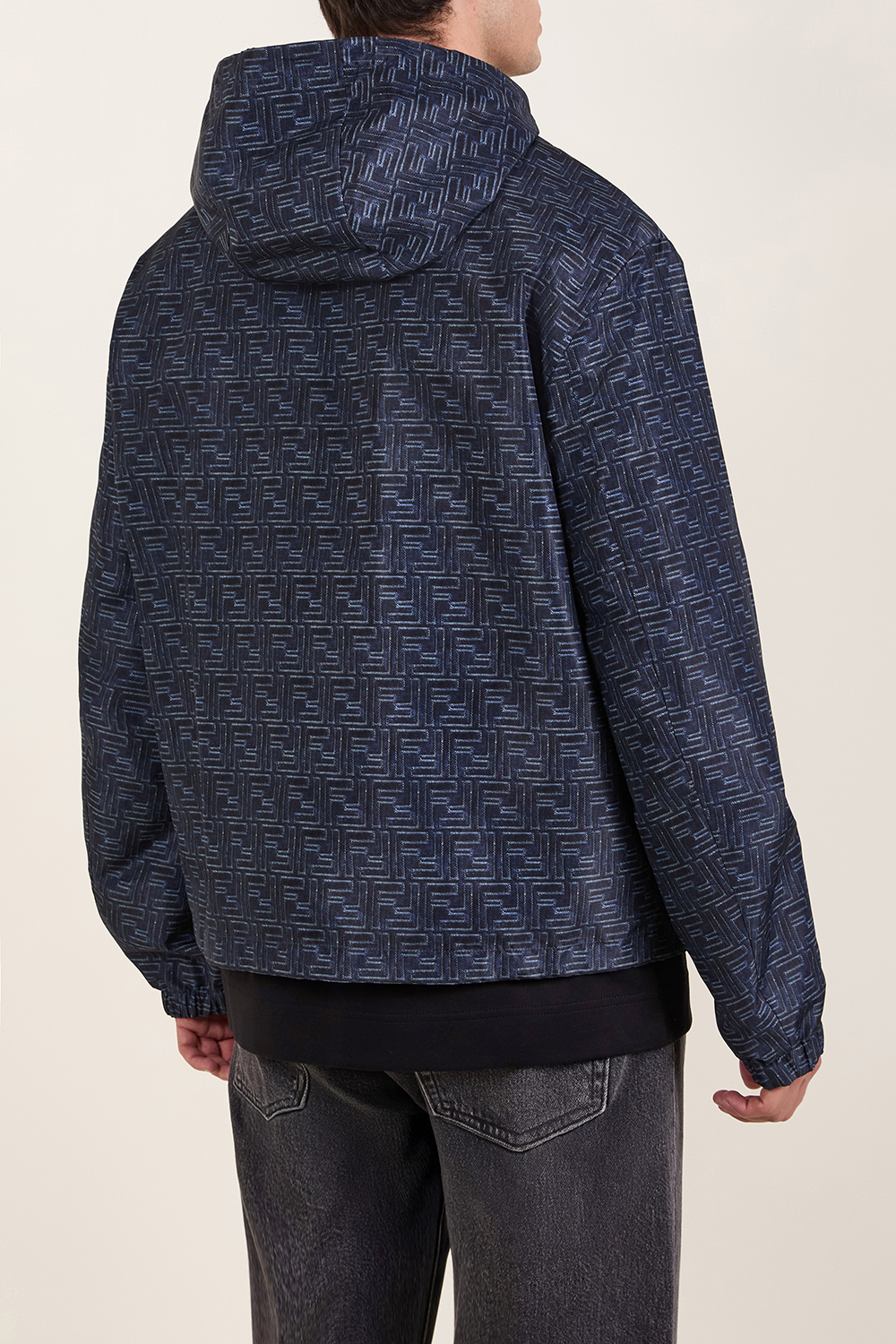 תמונת תקריב דוגמן של ז'קט רוח דו צדדי