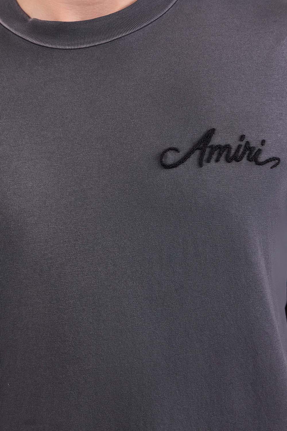 תמונת תקריב דוגמן של חולצת טי בנדנה