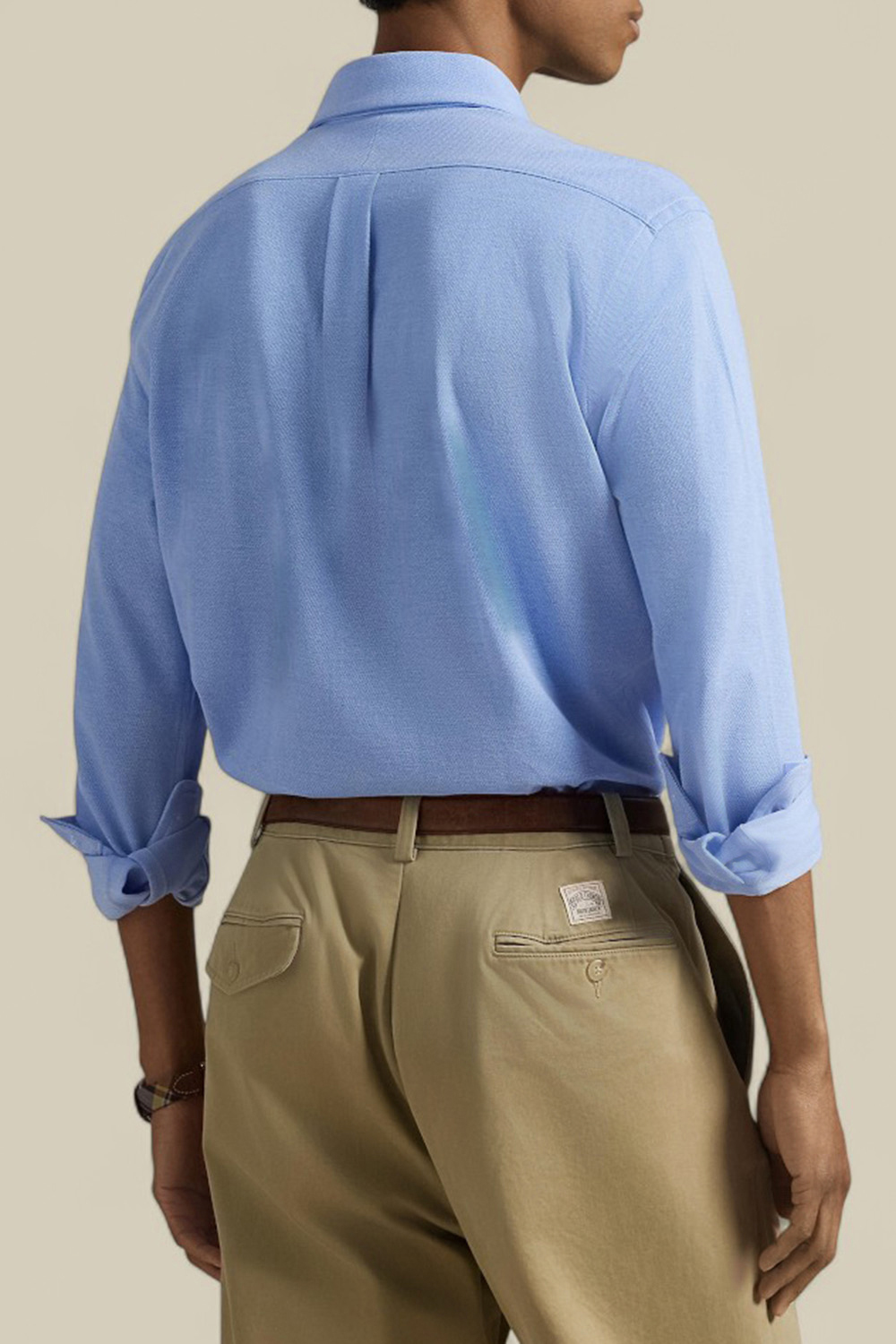 תמונת דוגמן אחורית של חולצת כפתורים