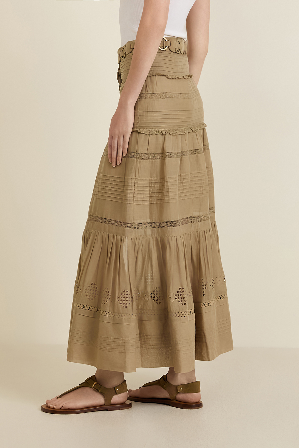 תמונת דוגמן אחורית של חצאית תחרה מקסי