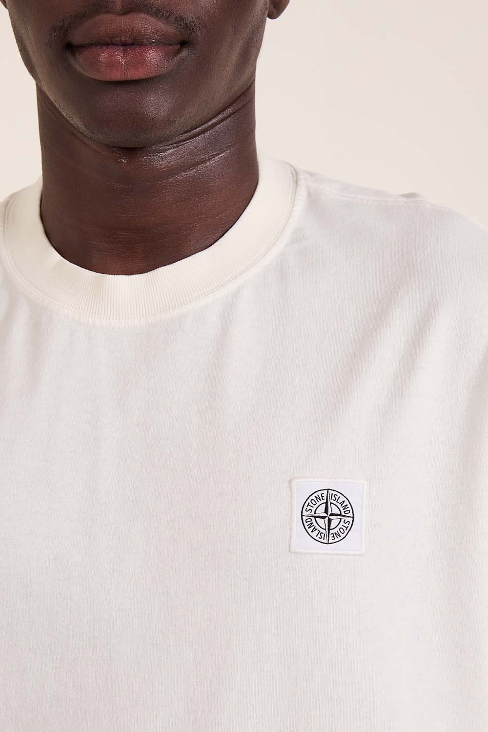 תמונת תקריב דוגמן של חולצת טי