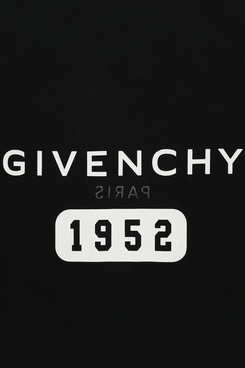 תמונת תקריב של חולצת לוגו סלים