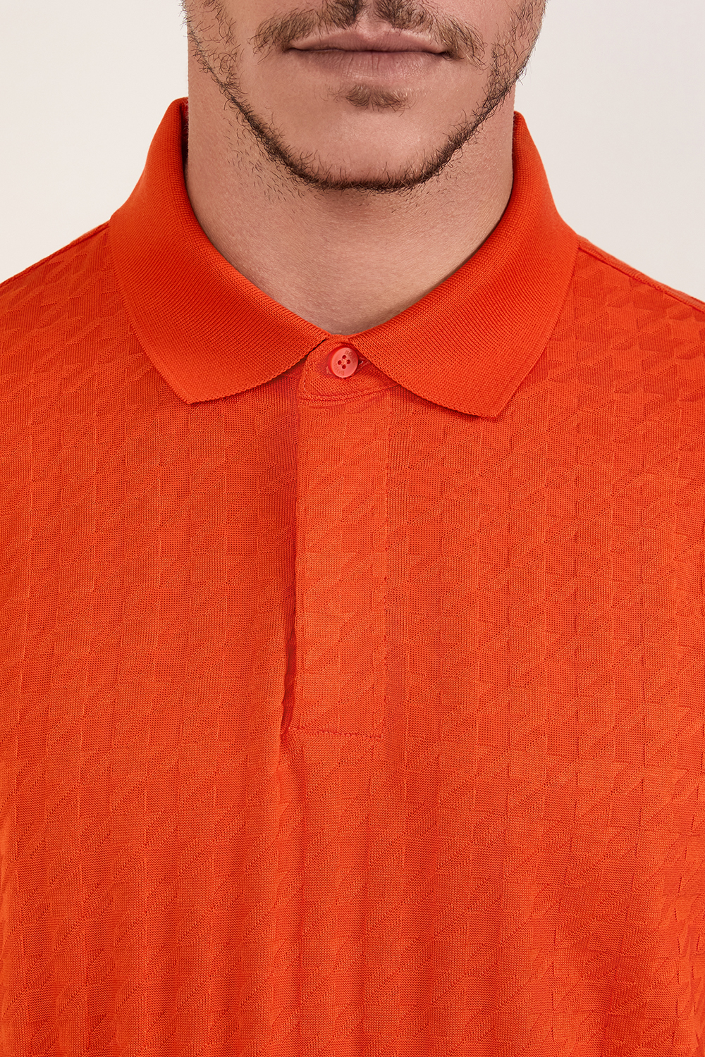 תמונת תקריב דוגמן של בוס X פורשה חולצת פולו