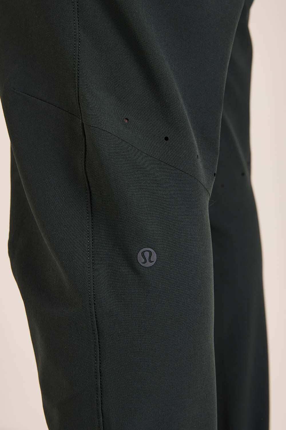 תמונת תקריב דוגמן של License to Train Jogger