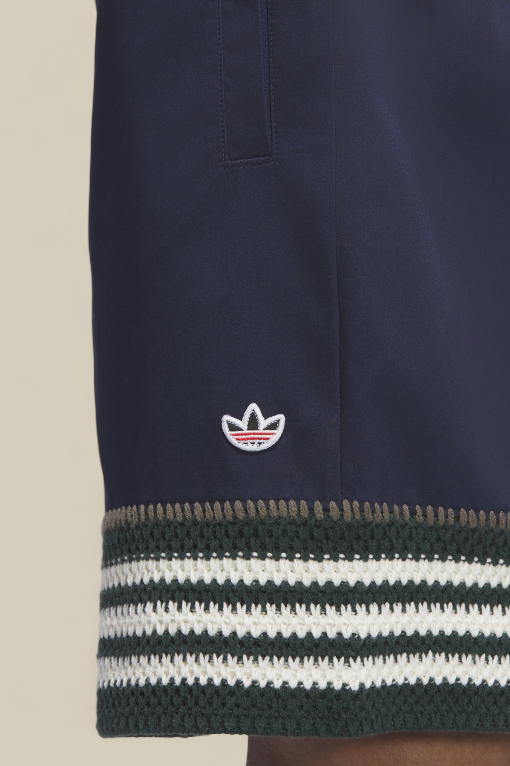 תמונת תקריב דוגמן של אדידס X קלוט מכנסיים קצרים