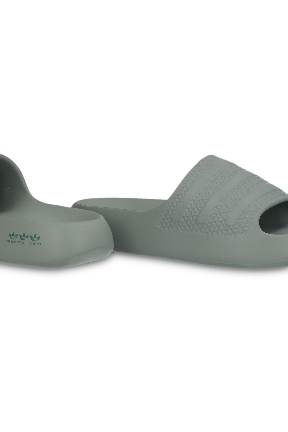 תמונת תקריב של כפכפי סליידס אדילט