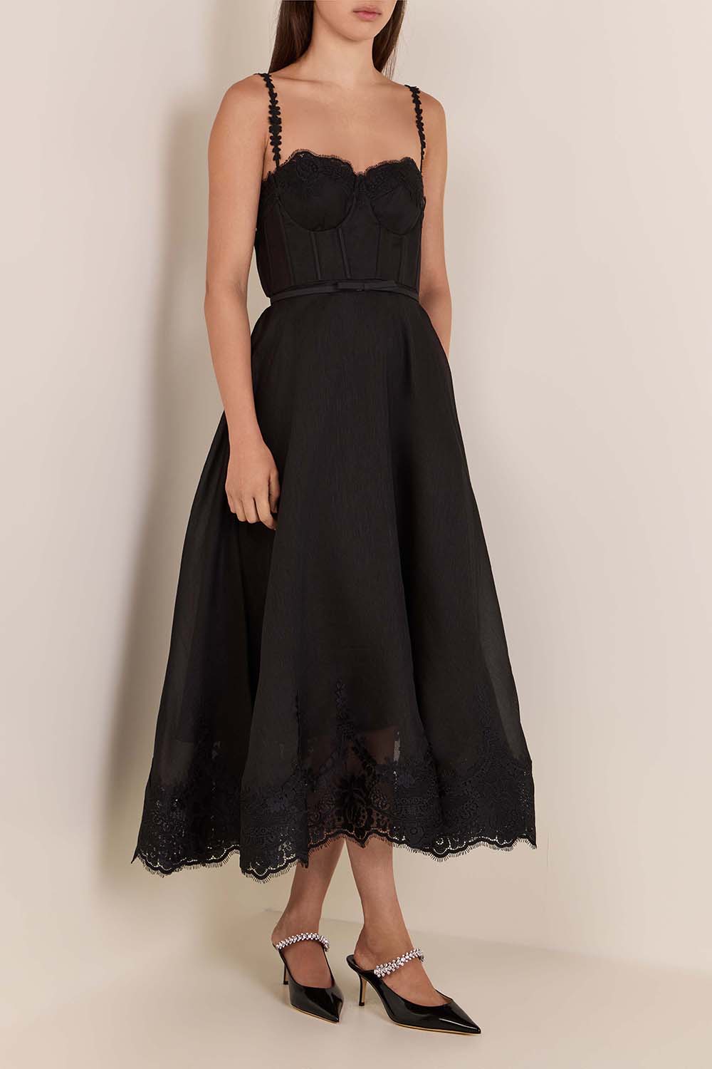 תמונת דוגמן קידמית של נעלי עקב סליידס בינג 100