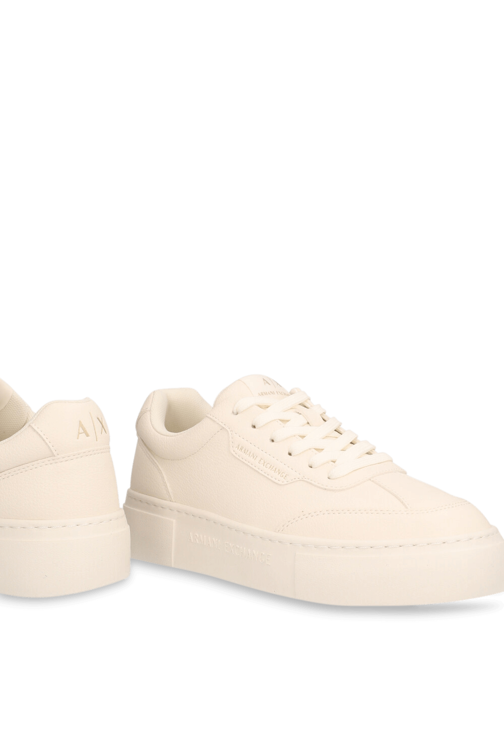 תמונת תקריב של נעלי סניקרס פלטפורמה