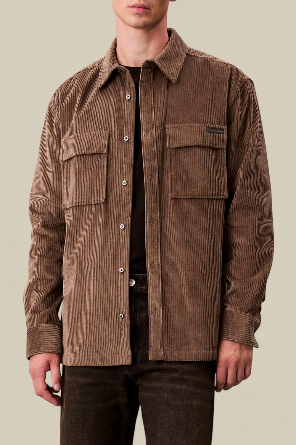 תמונת דוגמן קידמית של חולצת כפתורים קורדרוי