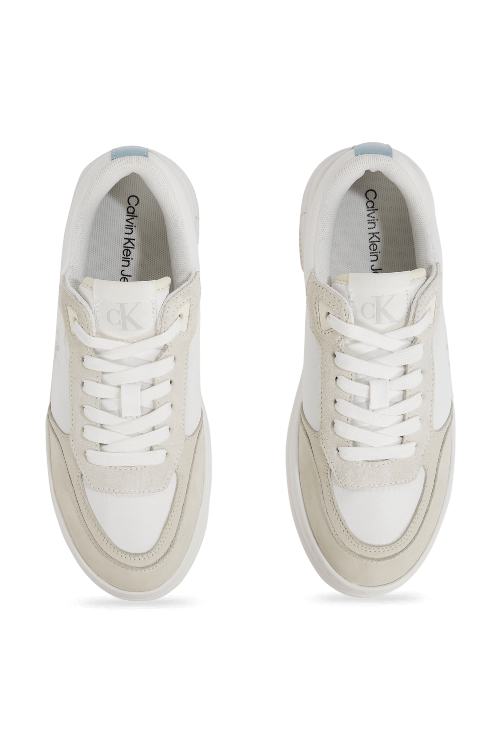 תמונת פנים של נעלי סניקרס פלטפורמה