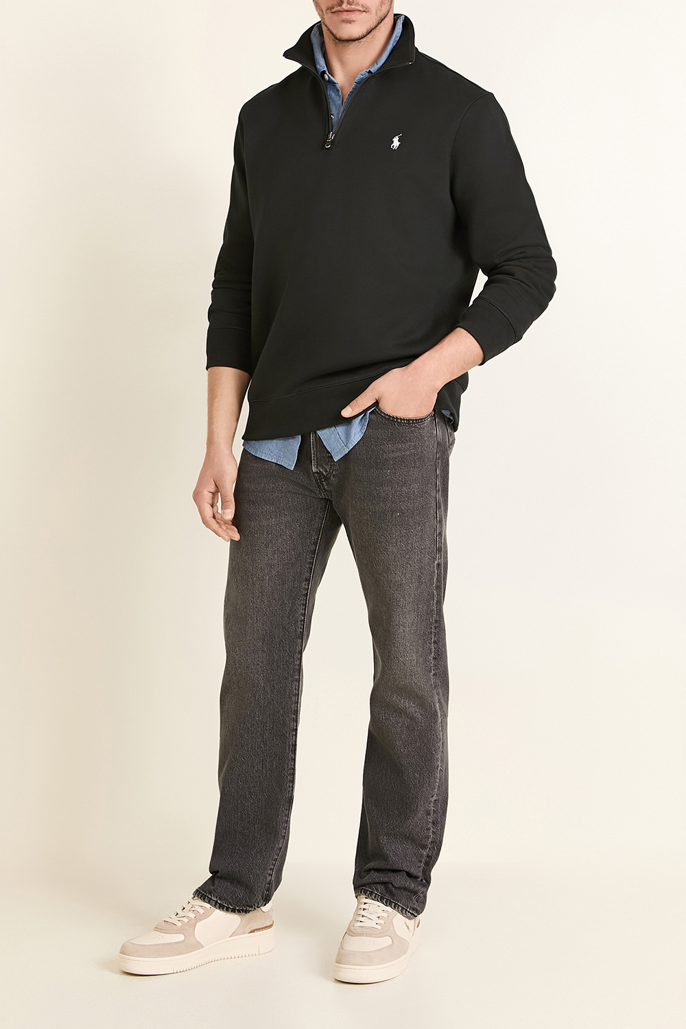 תמונת דוגמן קידמית של נעלי סניקרס