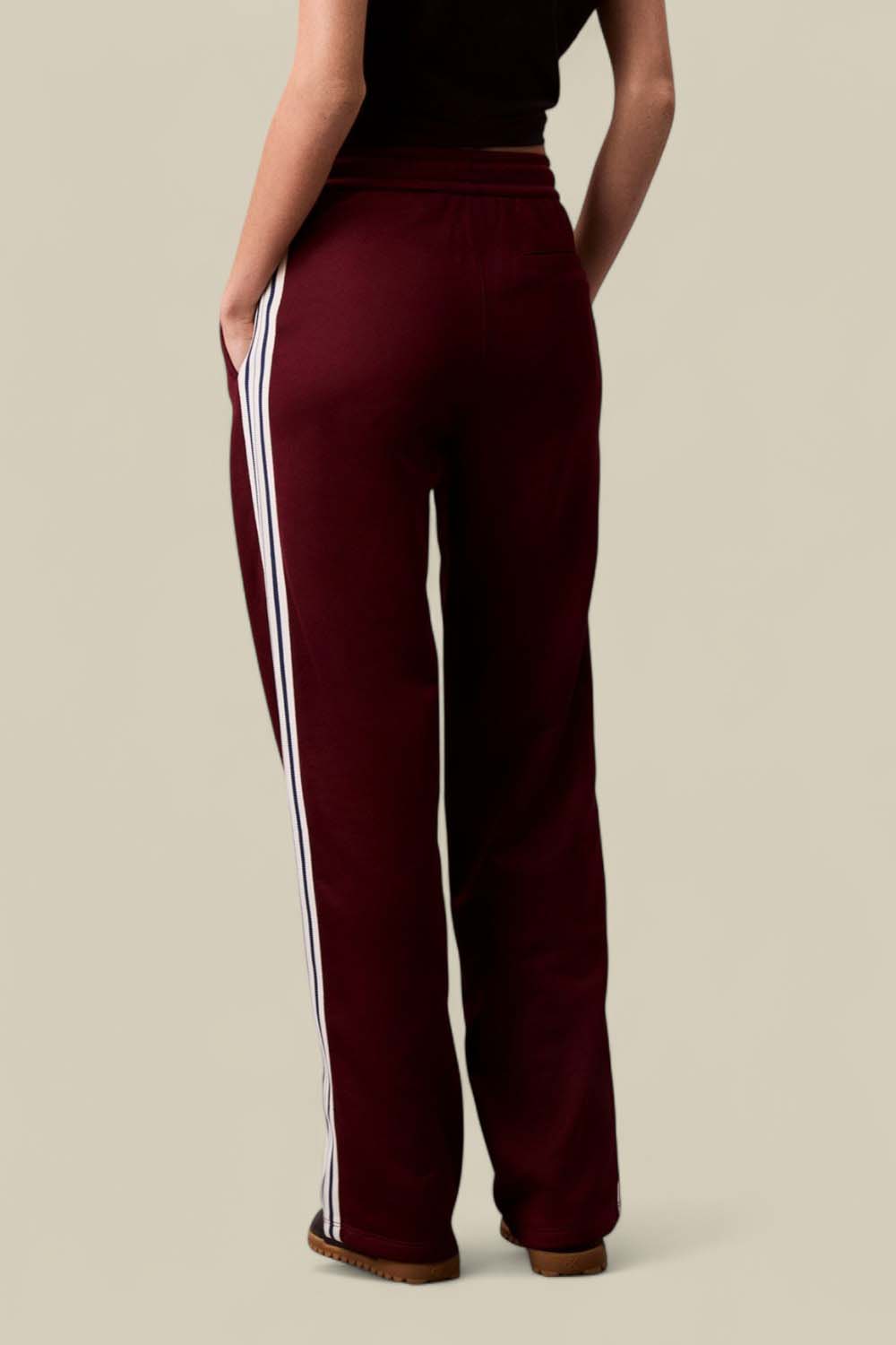 תמונת דוגמן אחורית של מכנסי ג'וג