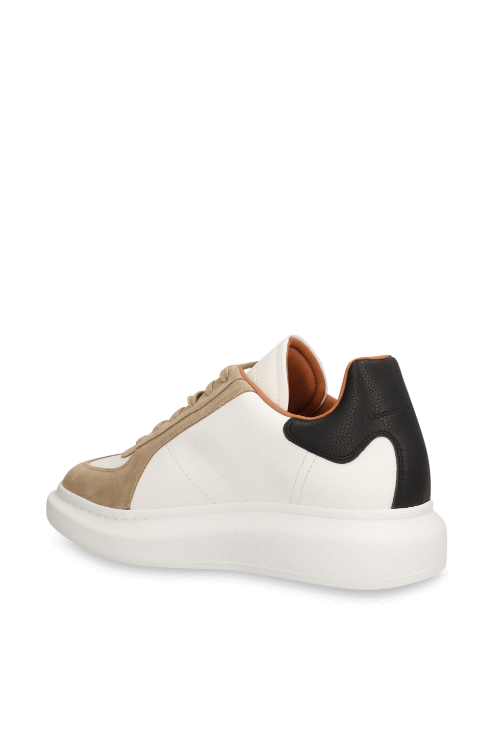 תמונה אחורית של נעלי סניקרס