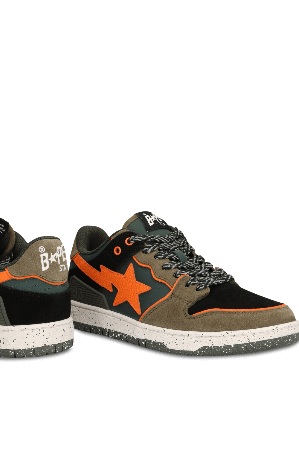 תמונת תקריב של נעלי סניקרס