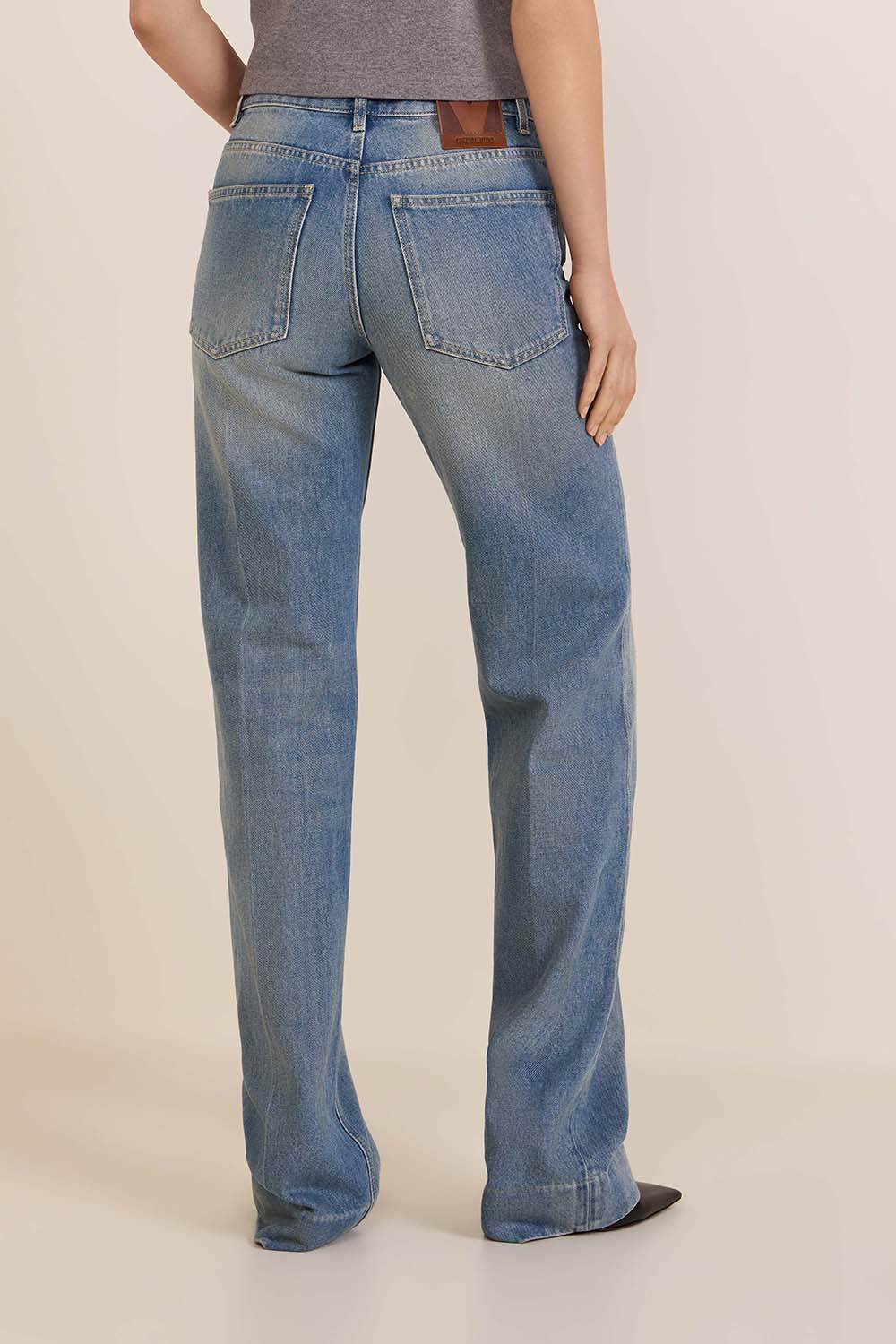 תמונת דוגמן אחורית של מכנסי ג'ינס בגזרה ישרה