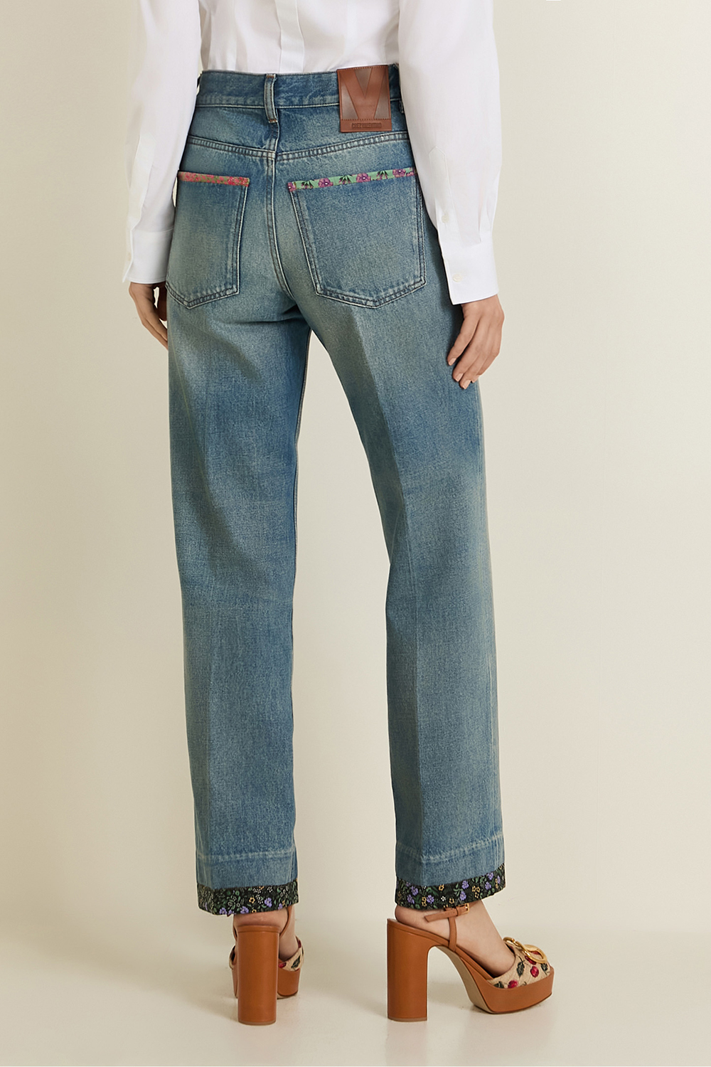 תמונת דוגמן אחורית של מכנסי ג'ינס בגזרה ישרה