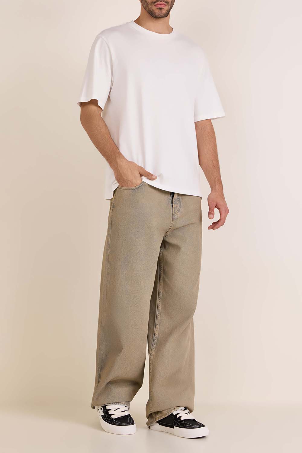 תמונת דוגמן קידמית של נעלי סניקרס