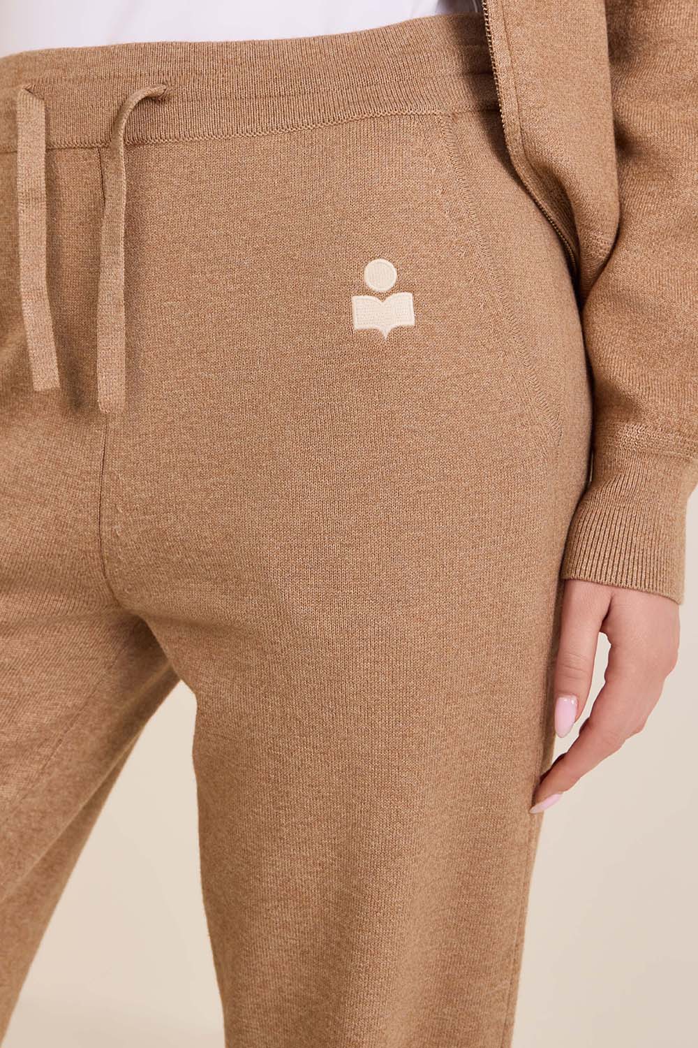 תמונת תקריב דוגמן של מכנסי ג'וג סרוגים