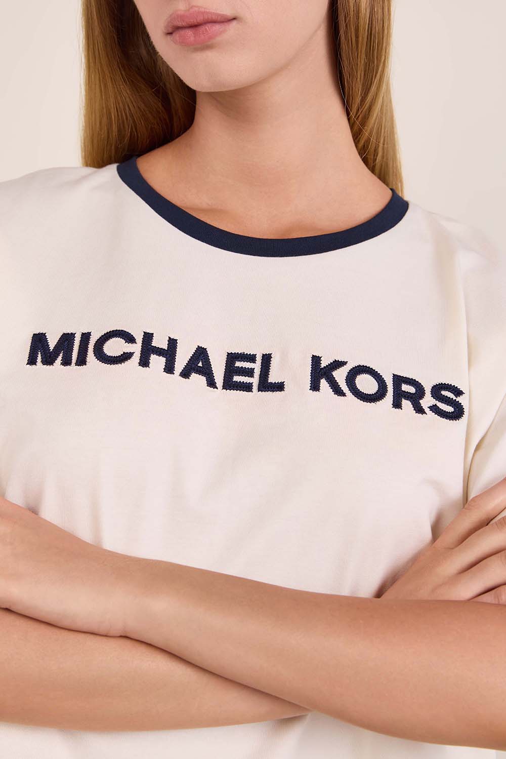 תמונת תקריב דוגמן של חולצת טי