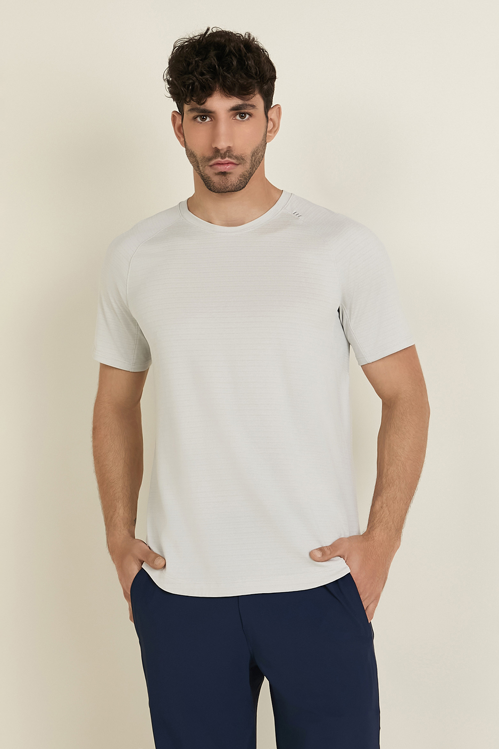 תמונת דוגמן קידמית של Relaxed-Fit Train Sleeveless Graphic