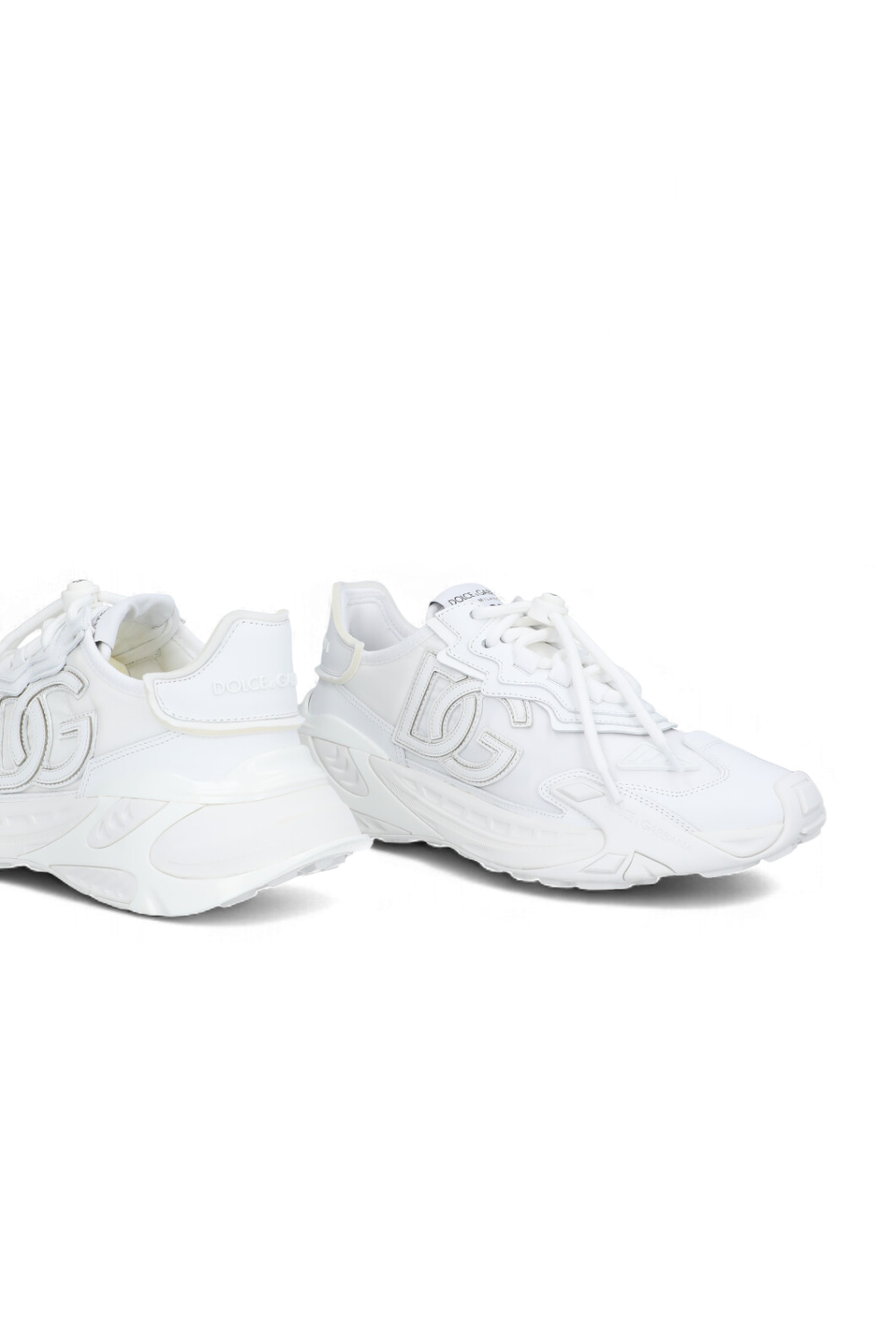 תמונת תקריב של נעלי סניקרס