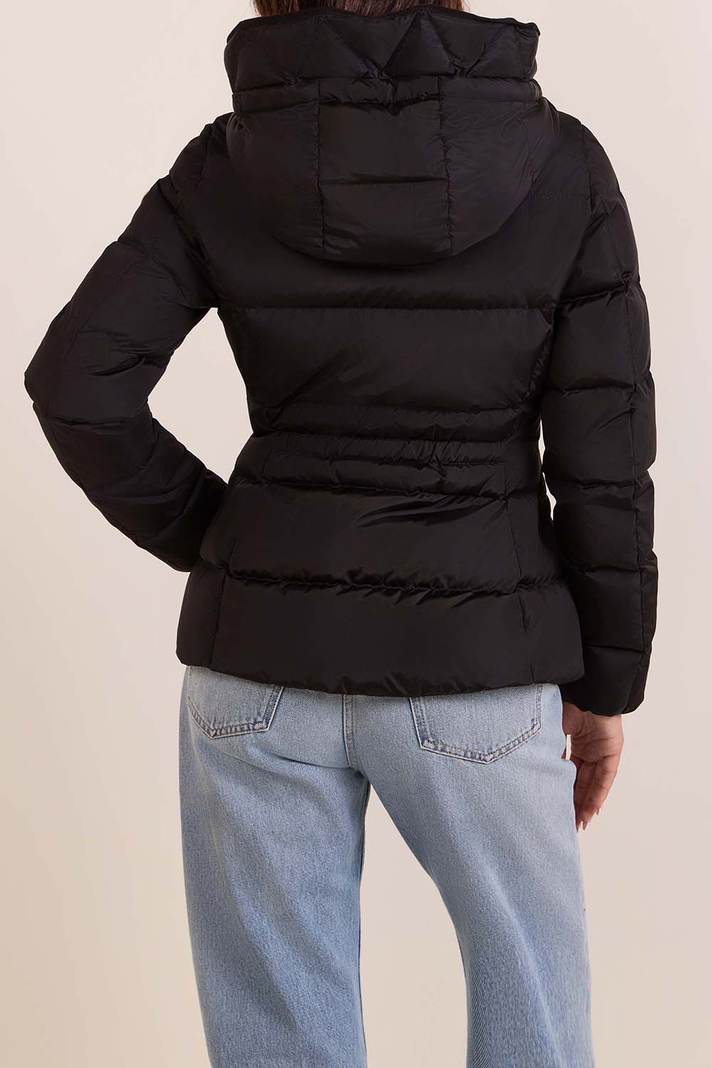 תמונת דוגמן אחורית של מעיל פוך קל