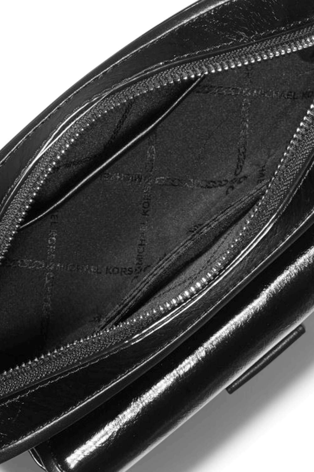 תמונת תקריב של תיק קאמרה בגודל בינוני מעור בגוון שחור מבריק