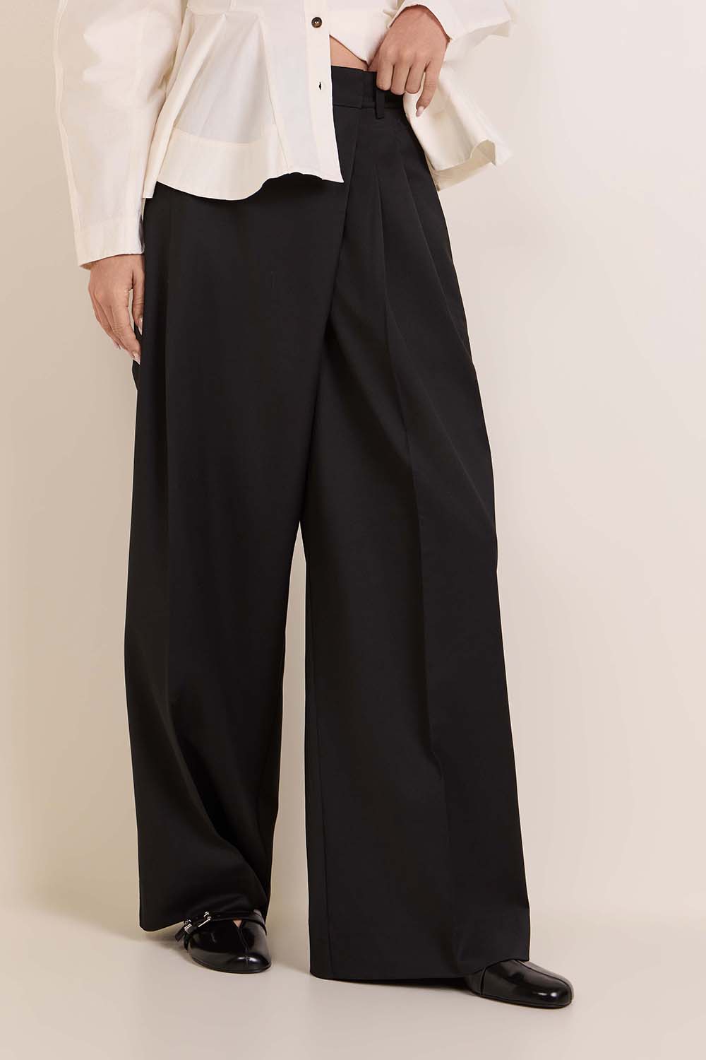 תמונת דוגמן קידמית של מכנסיים מחויטים בגזרה בינונית