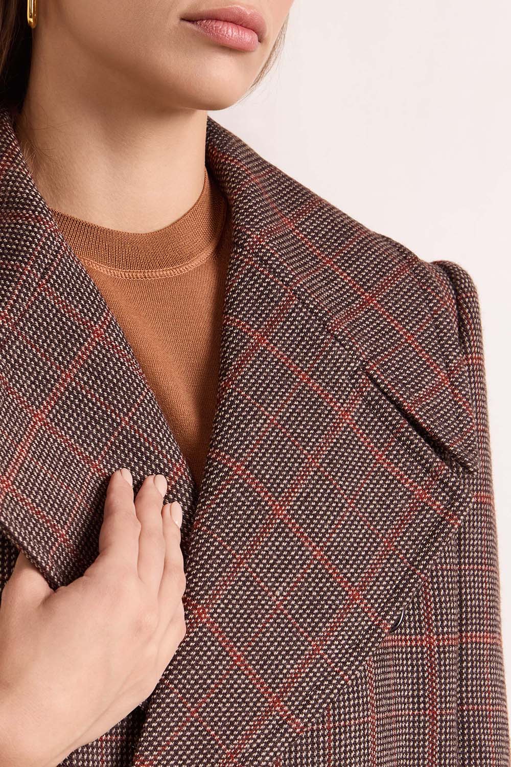 תמונת תקריב דוגמן של מעיל צמר ארוך