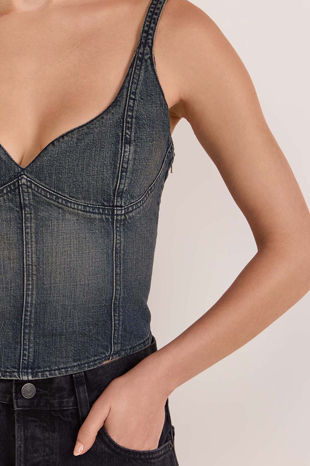 תמונת תקריב דוגמן של טופ מחוך ג'ינס