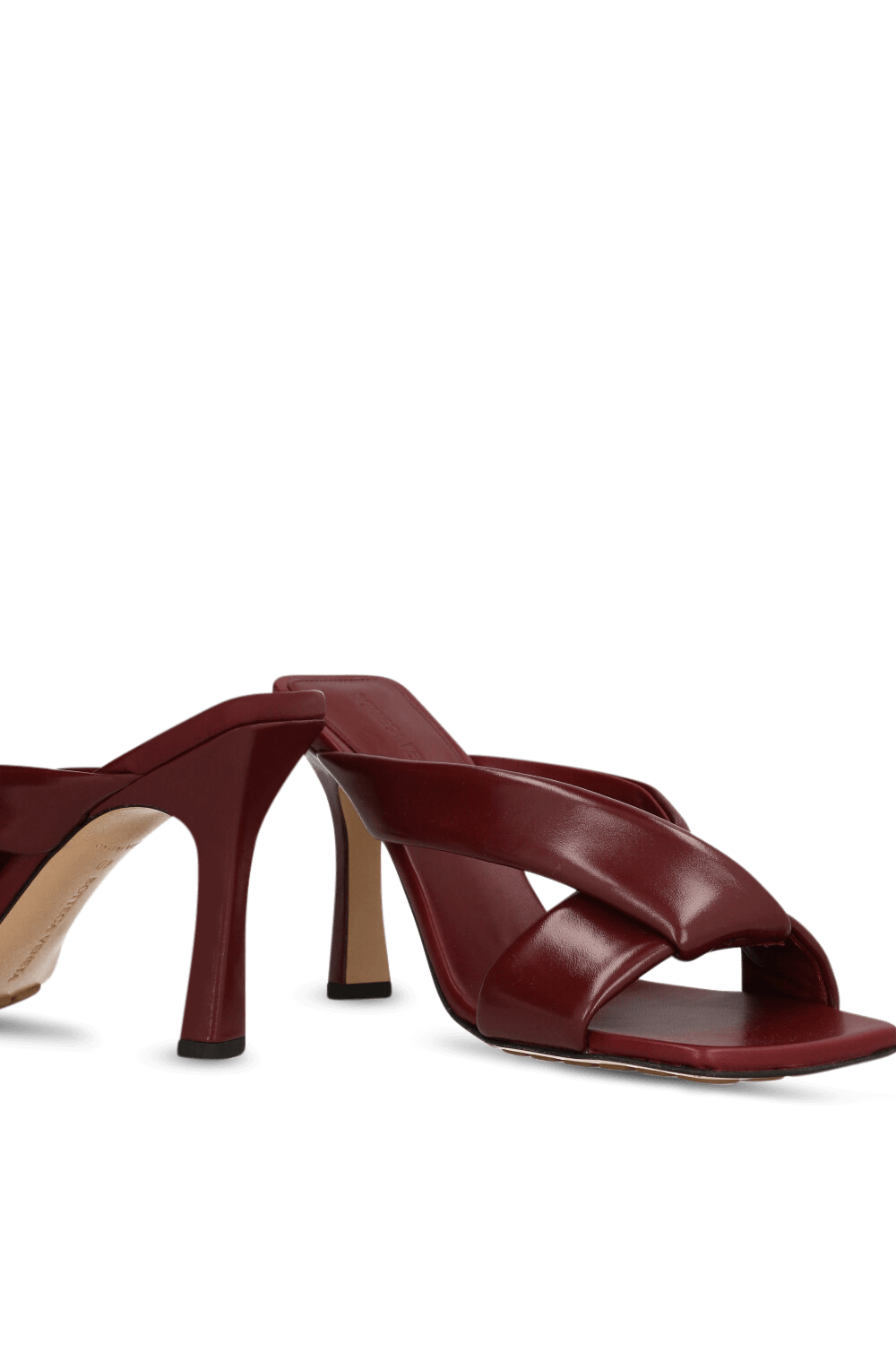 תמונת תקריב של כפכפי עקב סליידס