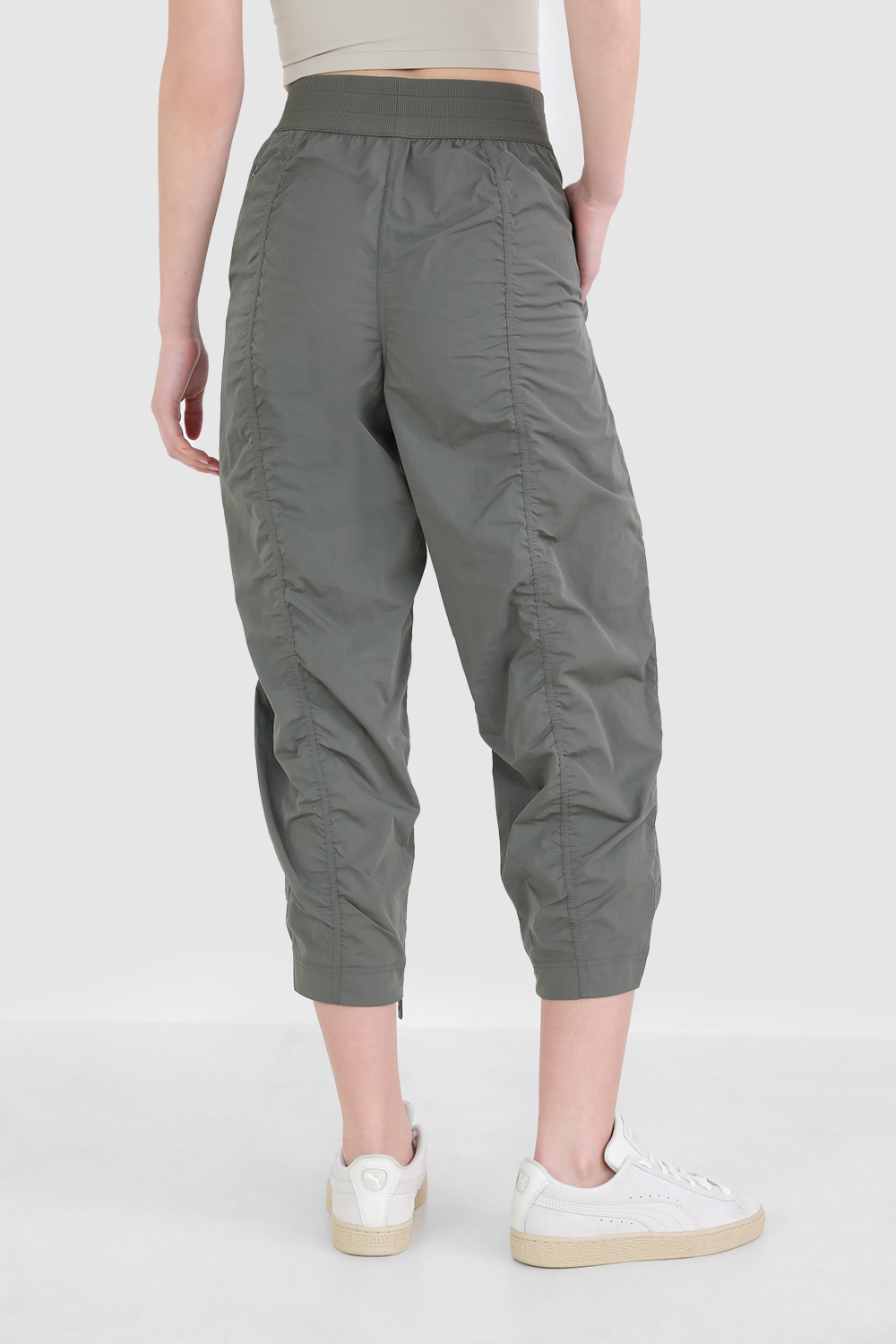 תמונת דוגמן אחורית של Front-Zip Mid-Rise Ruched Crop